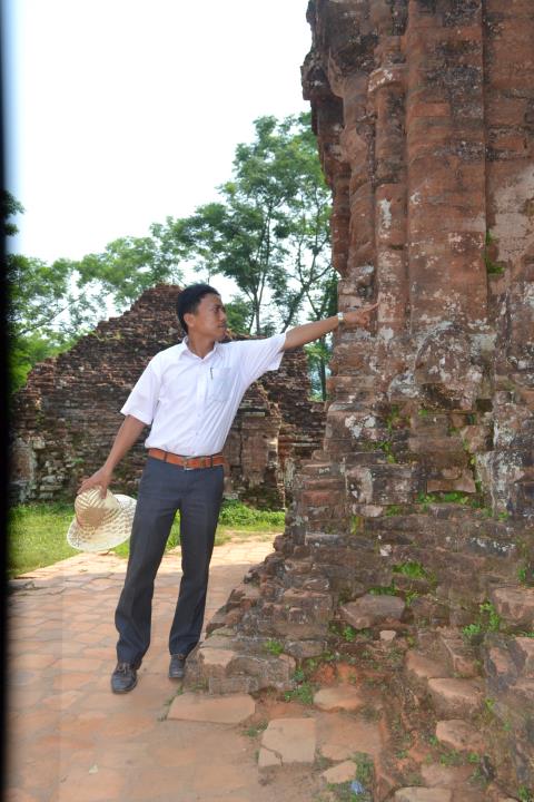 Khách[-]thăm[-]quan[-]"đục[-]khoét"[-]di[-]sản[-]thế[-]giới[-]Mỹ[-]Sơn